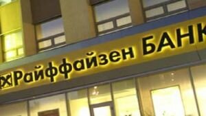 Raiffeisen может сократить бизнес в России