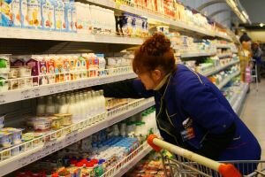 Крупнейшие ретейлеры договорились заморозить цены на социальные продукты