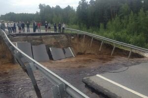 Более 500 автомобилей застряли на трассе возле Демьянки