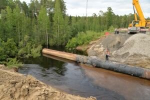 На аварийном участке трассы Тюмень - Ханты-Мансийск дорожники уложили водопропускные трубы