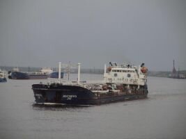 В Заполярье пришел первый танкер с нефтепродуктами