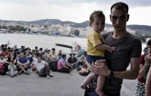 На греческом острове Лесбос беженцев забросали коктейлями Молотова