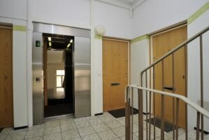 В Югре меняют лифты в домах