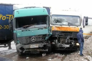 Водитель грузовика врезался в бастующих дальнобойщиков (Видео)