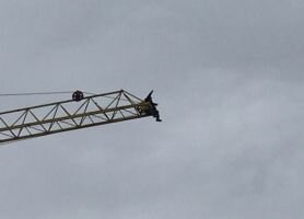 В Сургуте рабочий залез на строительный кран с требованием выплатить зарплату