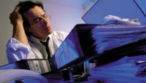 Роструд: треть россиян регулярно задерживаются на работе